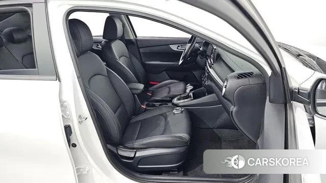 Kia The New K3 2nd generation 2021 Белый из Кореи, фото 4