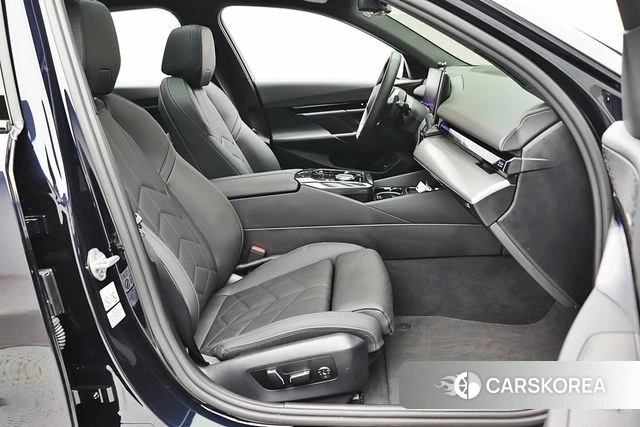 BMW 5 Series (G60) 2023 Черный двухцветный из Кореи, фото 4
