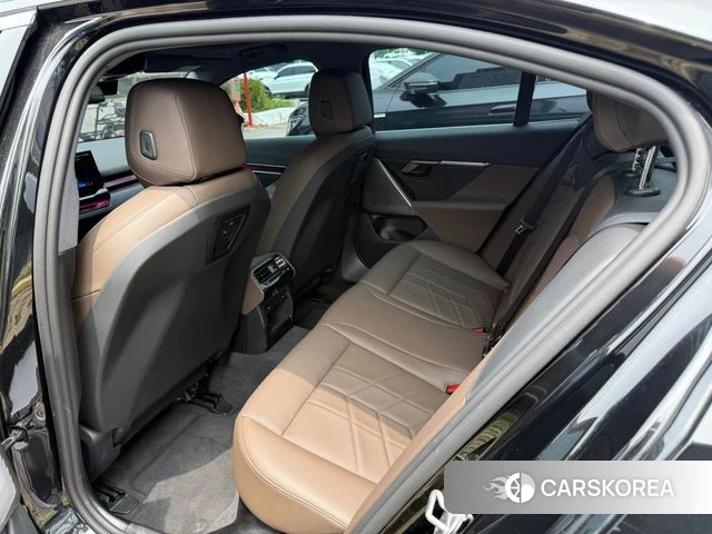 BMW 5 Series (G60) 2025 Черный из Кореи, фото 4