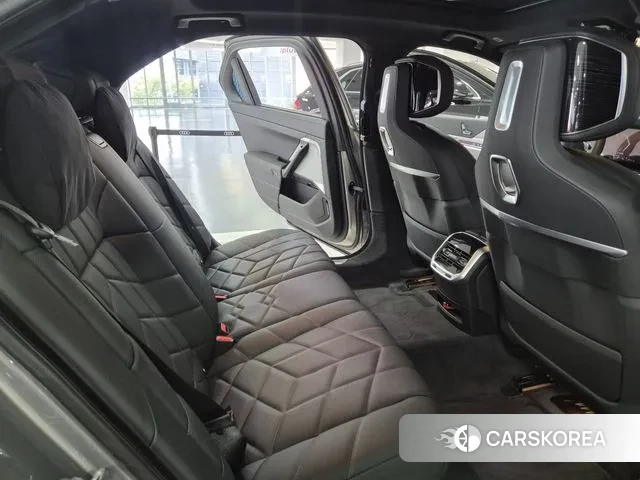 BMW 7 Series (G70) 2025 Серый из Кореи, фото 4