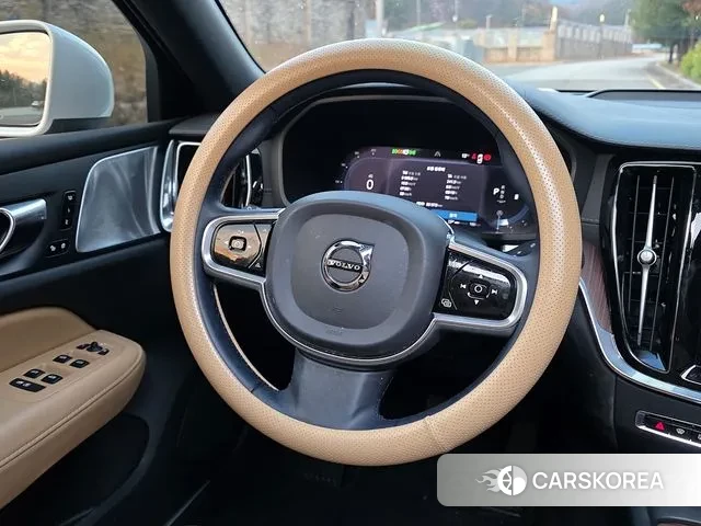 Volvo V60 Cross-Country 2nd Generation 2022 Белый из Кореи, фото 4