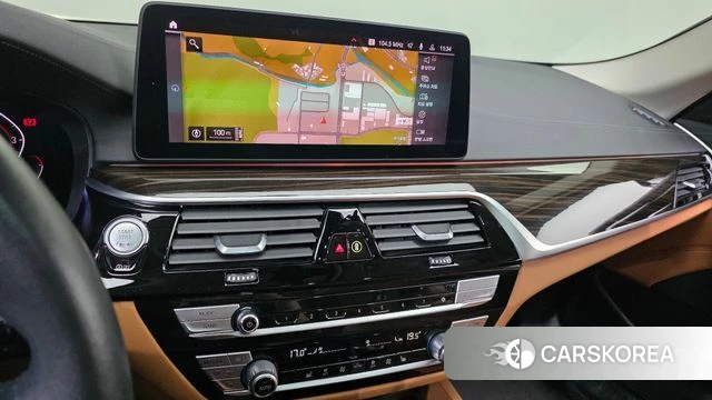 BMW 5 Series (G30) 2021 Серебристо-серый из Кореи, фото 4