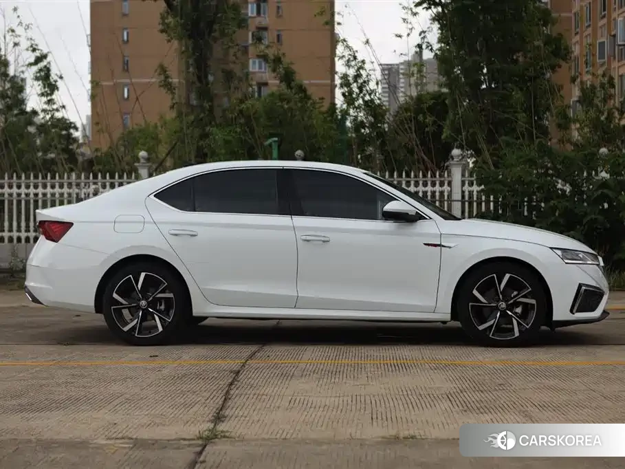 Skoda Octavia 2023 Белый из Китая, фото 4