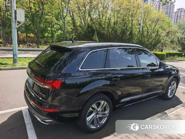 Audi Q7 2021 Черный из Китая, фото 4