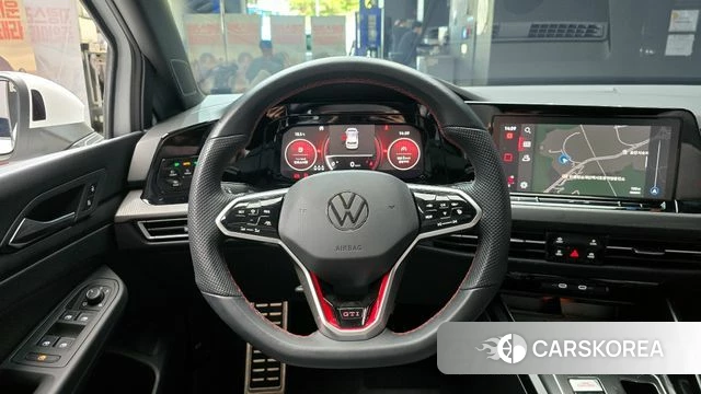 Volkswagen Golf 8th Generation 2023 Белый из Кореи, фото 4