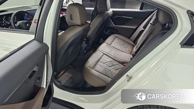 BMW 5 Series (G60) 2025 Белый из Кореи, фото 4