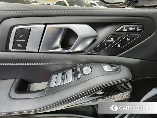 BMW X7 (G07) 2024 Серебристо-серый из Кореи, фото 4