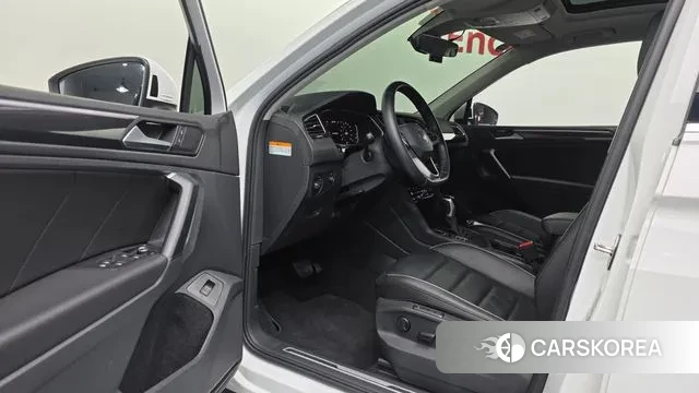 Volkswagen Tiguan second Generation 2022 Белый из Кореи, фото 4