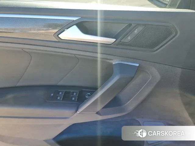 Volkswagen Tiguan second Generation 2023 Белый из Кореи, фото 4