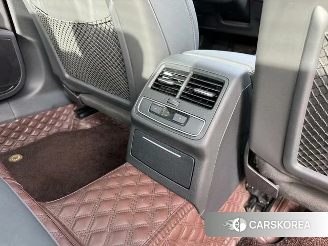 Audi A4L 2023 Темно-серый из Китая, фото 4