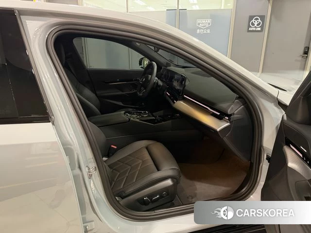 BMW 5 Series (G60) 2024 Светло-серебряный цвет из Кореи, фото 4