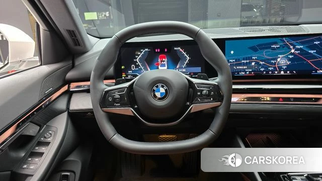 BMW 5 Series (G60) 2024 Белый из Кореи, фото 4