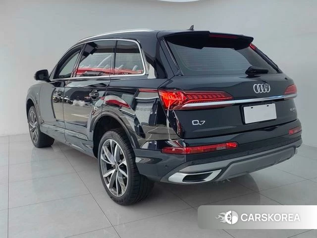 Audi Q7 2021 Черный из Китая, фото 4