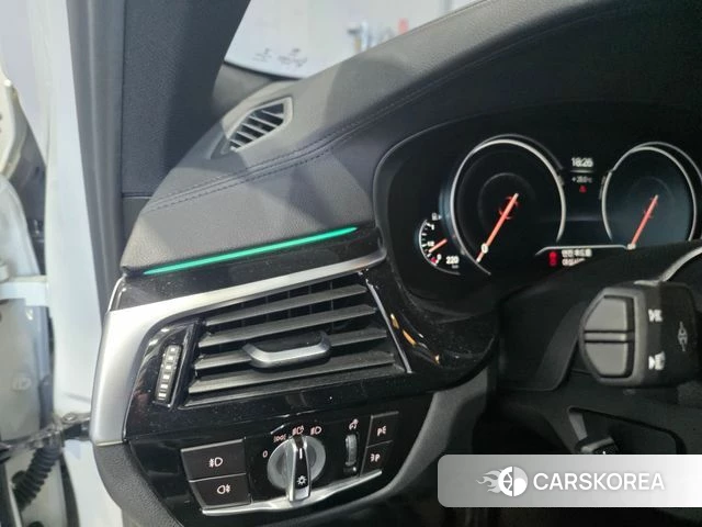 BMW 5 Series (G30) 2018 Белый из Кореи, фото 4