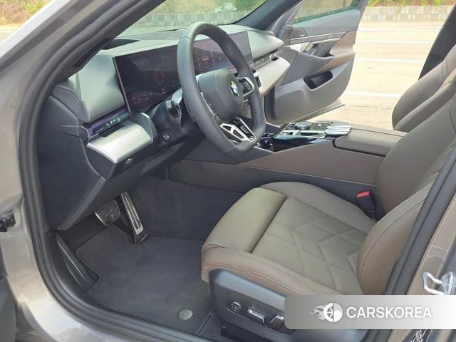 BMW 5 Series (G60) 2025 Цвет тростника из Кореи, фото 4