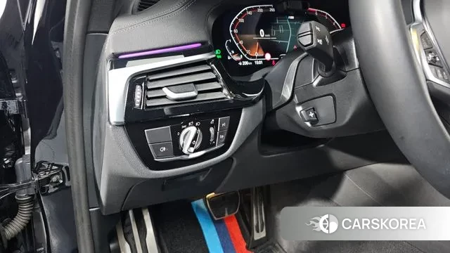 BMW 5 Series (G30) 2023 Черный из Кореи, фото 4