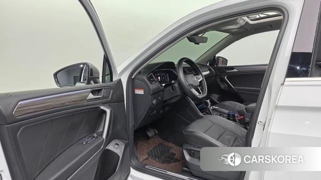 Volkswagen Tiguan Allspace 2023 Белый из Кореи, фото 4