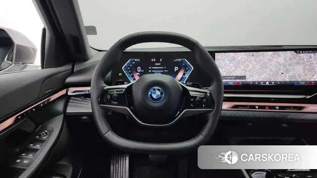 BMW 5 Series (G60) 2024 Серебристо-серый из Кореи, фото 4