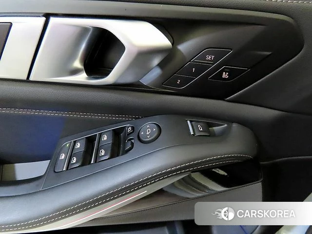 BMW X5 (G05) 2024 Светло-серебряный цвет из Кореи, фото 4