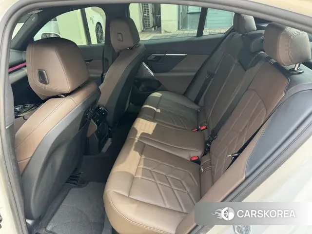 BMW 5 Series (G60) 2025 Белый из Кореи, фото 4