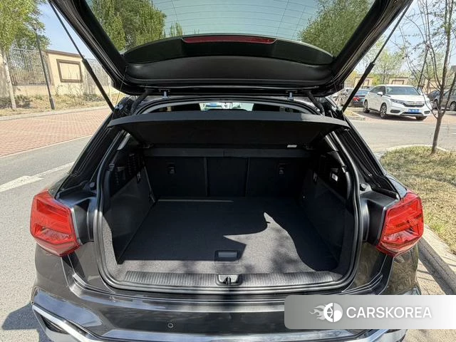 Audi Q2L 2022 Темно-серый из Китая, фото 4