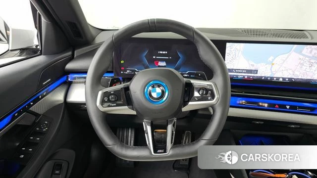 BMW 5 Series (G60) 2025 Белый из Кореи, фото 4
