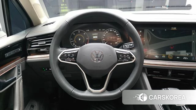 Volkswagen Touareg 3rd generation 2023 Белый из Кореи, фото 4