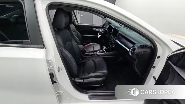 Kia The New K3 2nd generation 2021 Белый из Кореи, фото 4