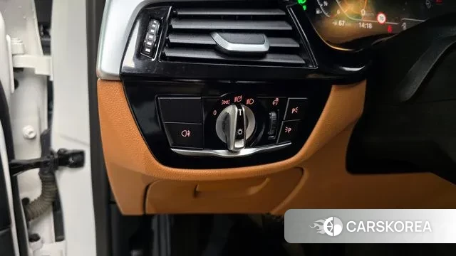 BMW 5 Series (G30) 2023 Белый из Кореи, фото 4