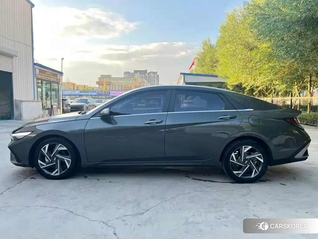 Hyundai Elantra 2023 Silver/gray из Китая, фото 4