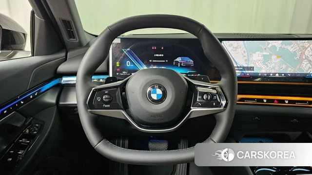 BMW 5 Series (G60) 2025 Черный из Кореи, фото 4