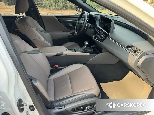 Lexus ES 2023 Белый из Китая, фото 4