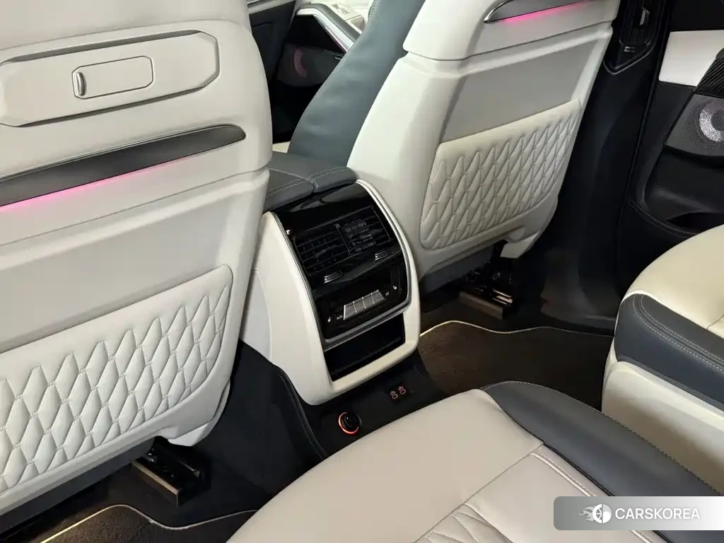 BMW X7 2023 Silver/gray из Китая, фото 4