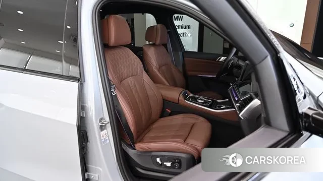 BMW X5 (G05) 2024 Светло-серебряный цвет из Кореи, фото 4