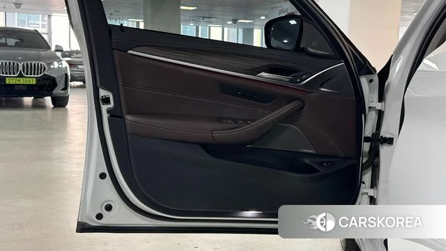 BMW 5 Series (G30) 2023 Белый из Кореи, фото 4