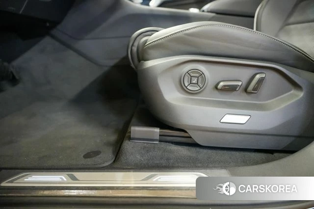 Volkswagen Touareg 3rd generation 2025 Черный из Кореи, фото 4