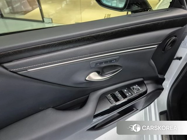 Lexus ES300h 7th generation 2023 Белый из Кореи, фото 4
