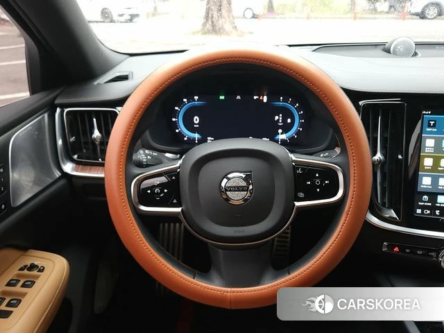 Volvo S60 3rd generation 2023 Белый из Кореи, фото 4
