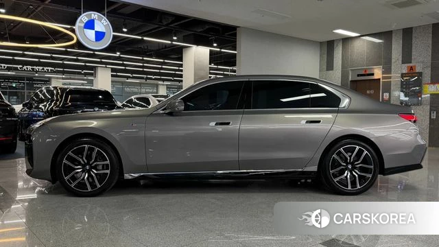 BMW 7 Series (G70) 2024 Песочный из Кореи, фото 4