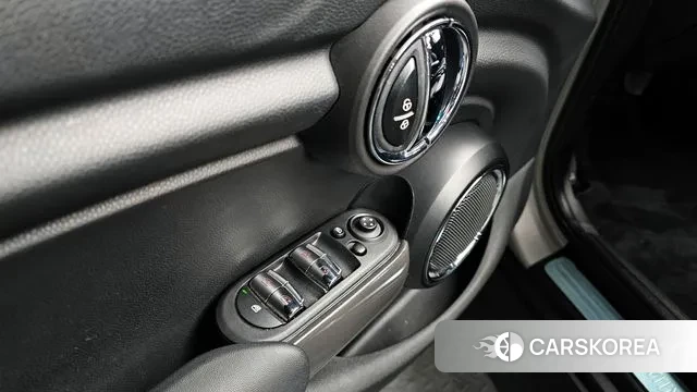 Mini Cooper 2021 Серебряный из Кореи, фото 4