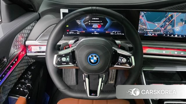 BMW 7 Series (G70) 2025 Светло-серебряный цвет из Кореи, фото 4