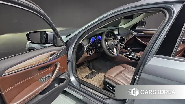 BMW 5 Series (G30) 2018 Серебристо-серый из Кореи, фото 4