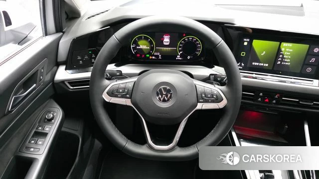 Volkswagen Golf 8th Generation 2023 Белый из Кореи, фото 4