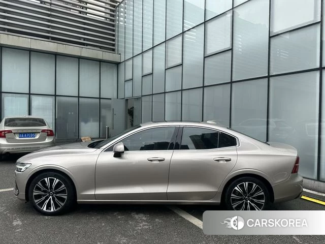 Volvo S60 2023 Шампань из Китая, фото 4