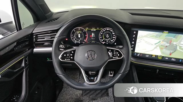 Volkswagen Touareg 3rd generation 2023 Белый из Кореи, фото 4