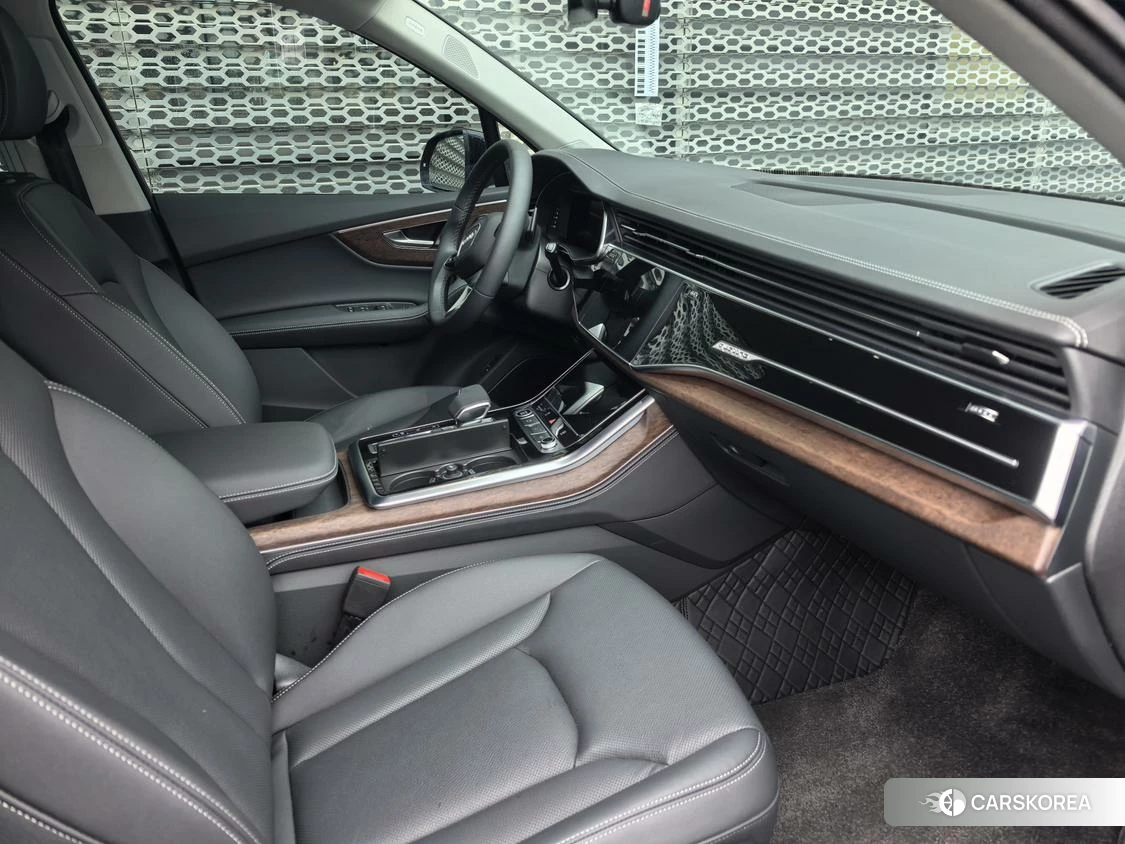 Audi Q7 2024 Черный из Китая, фото 4