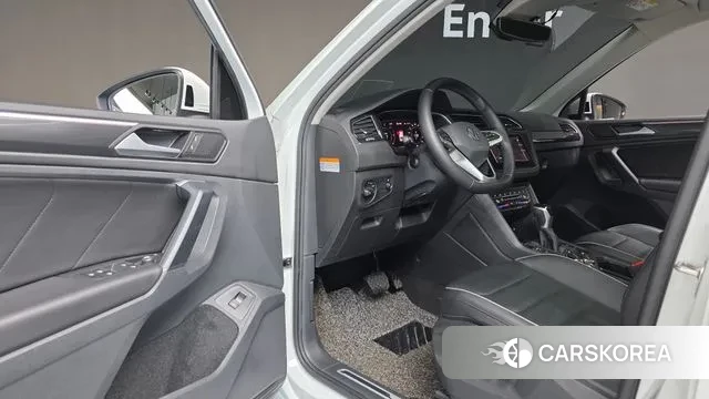 Volkswagen Tiguan second Generation 2022 Белый из Кореи, фото 4