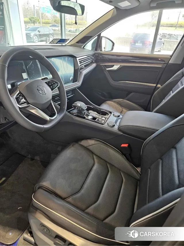 Volkswagen Touareg 3rd generation 2024 Черный из Кореи, фото 4