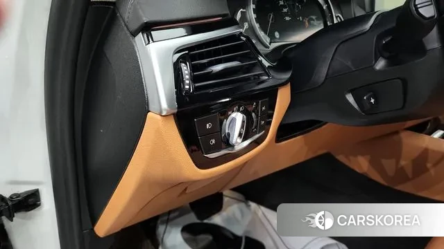 BMW 5 Series (G30) 2018 Белый из Кореи, фото 4