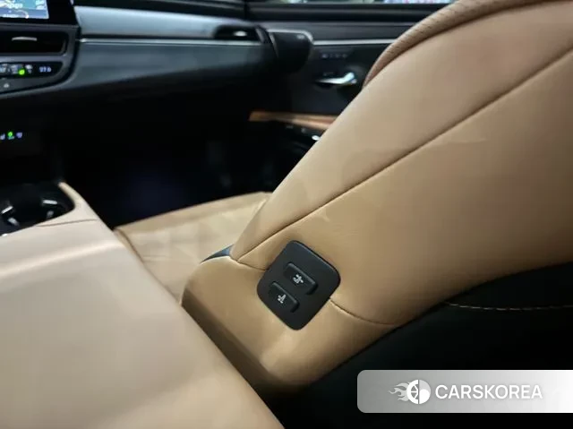 Lexus ES300h 7th generation 2024 Черный из Кореи, фото 4